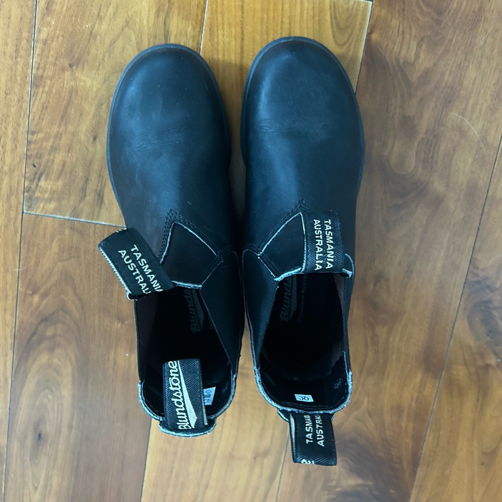 size 6 blundstones (NEVER WORN)